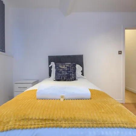 Newly Refurbished Headingley Free Parking - Pass The Keys