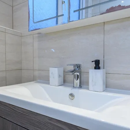 Newly Refurbished Headingley Free Parking - Pass The Keys