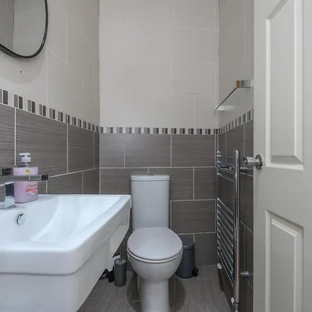 Newly Refurbished Headingley Free Parking - Pass The Keys Apartment *