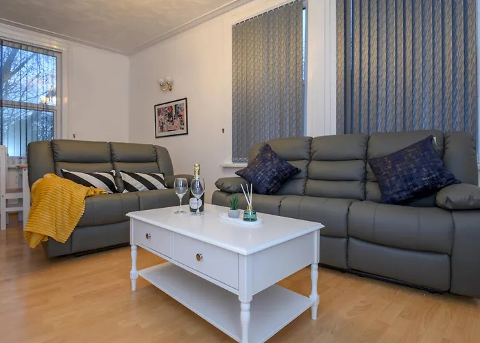 Newly Refurbished Headingley Free Parking - Pass The Keys *