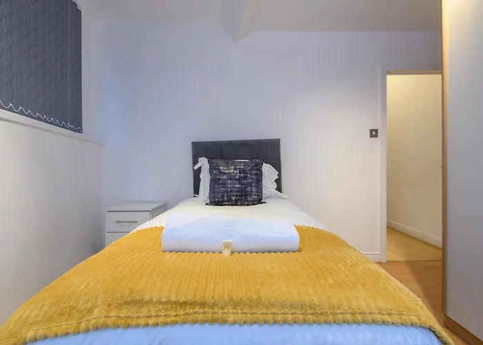 Newly Refurbished Headingley Free Parking - Pass The Keys