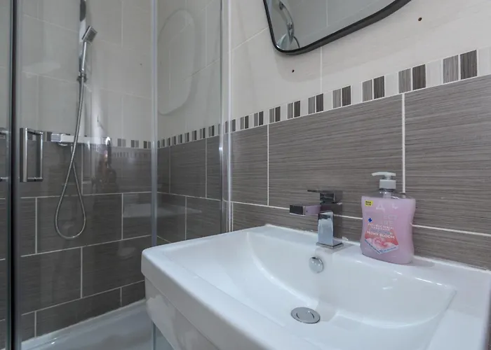 Newly Refurbished Headingley Free Parking - Pass The Keys Apartment *