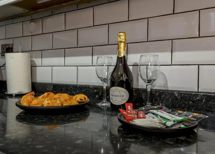 Newly Refurbished Headingley Free Parking - Pass The Keys