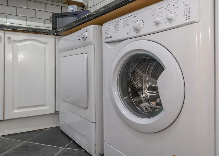 Newly Refurbished Headingley Free Parking - Pass The Keys Apartment *