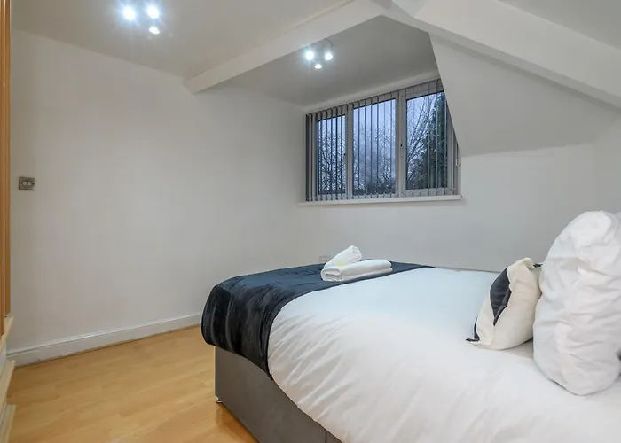 Newly Refurbished Headingley Free Parking - Pass The Keys *