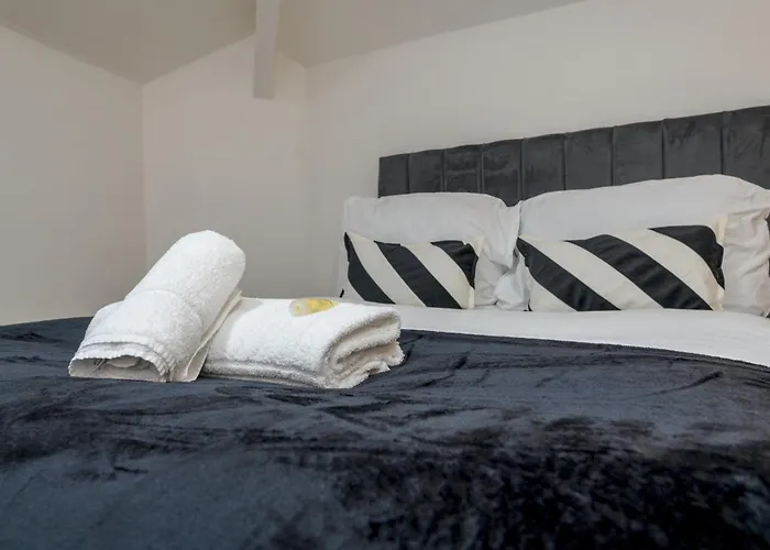 Newly Refurbished Headingley Free Parking - Pass The Keys *