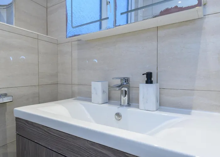 Newly Refurbished Headingley Free Parking - Pass The Keys