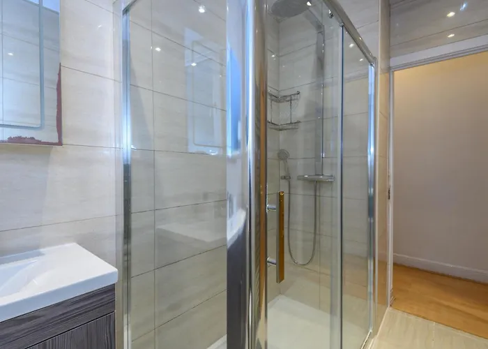 Newly Refurbished Headingley Free Parking - Pass The Keys Apartment *