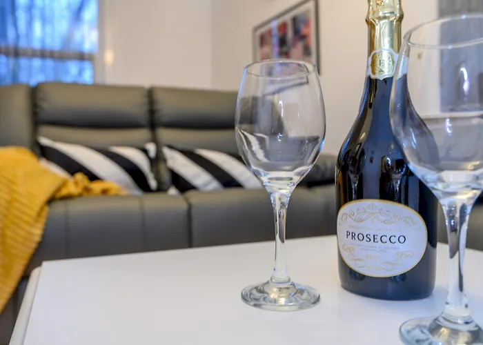 Newly Refurbished Headingley Free Parking - Pass The Keys *