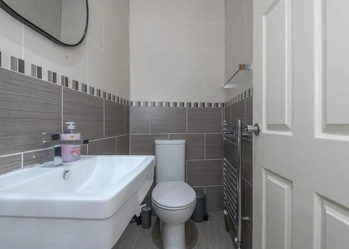 Newly Refurbished Headingley Free Parking - Pass The Keys Apartment *