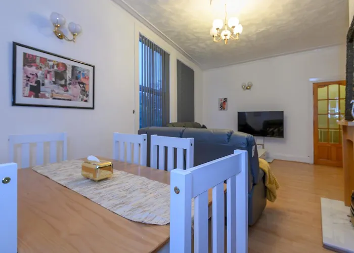 Newly Refurbished Headingley Free Parking - Pass The Keys *